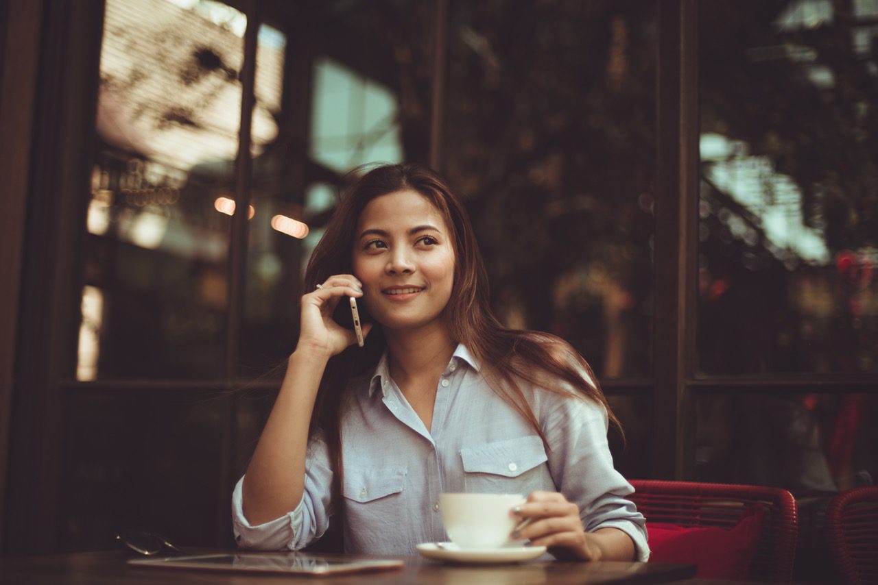 Woman on phone in a cafe